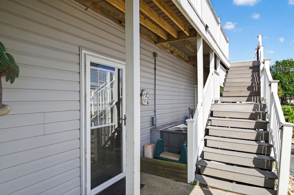 Coastal Retreat Steps From Private Beach 2 Bedroom Apts