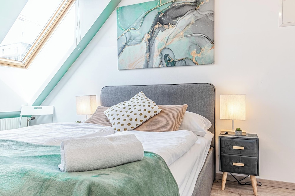 Stunning 12BR Floor For 24 People