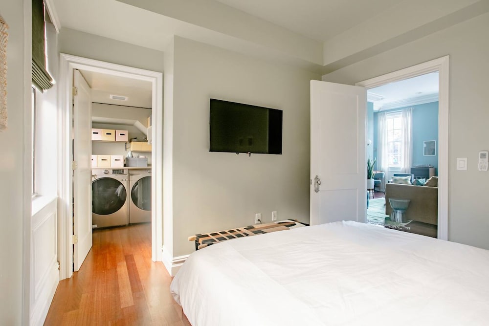 Airy Greenwich Retreat With Private Deck