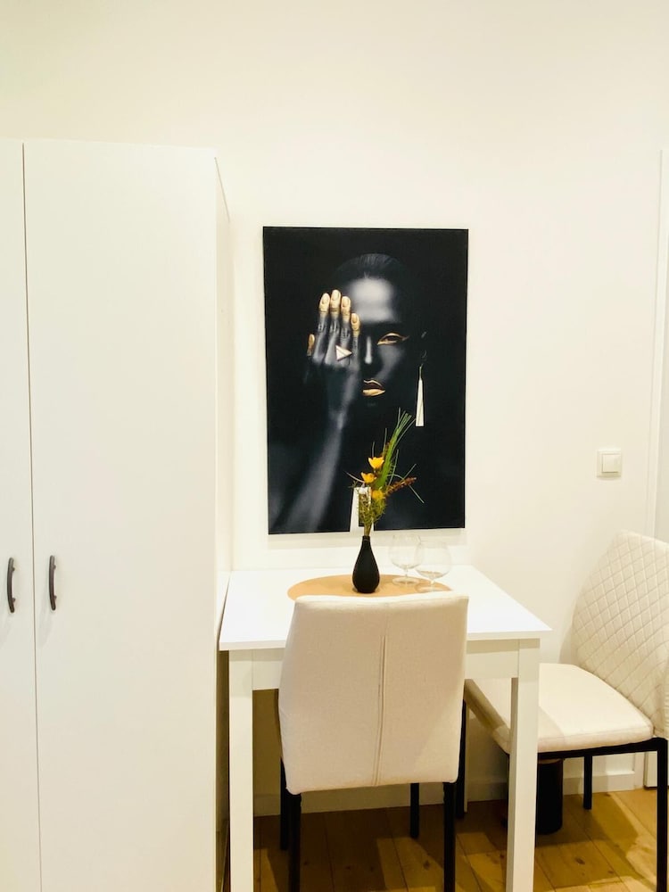 Comfy and Scenic 4BR Stay in Ottakring