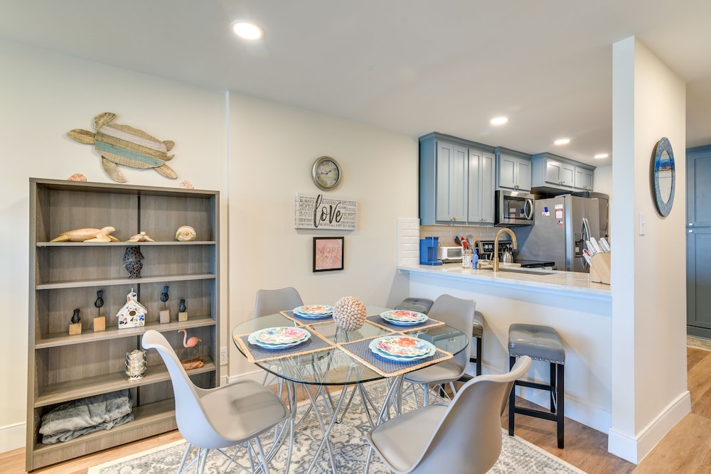 Galveston Beachfront Condo: Balcony & Pool Access!