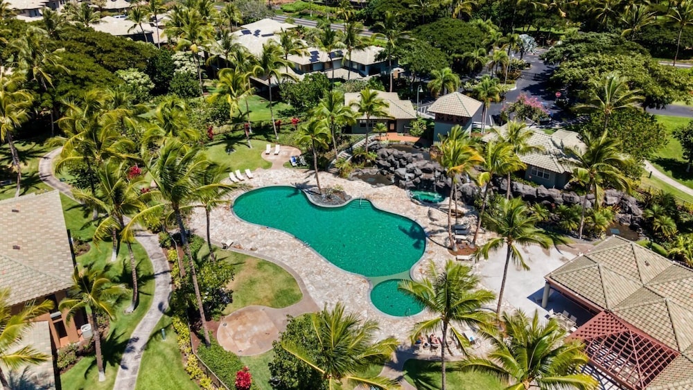Walk to Restaurants/shopping - Excellent Golf Course Views - Private Beach Access - Vrkcv