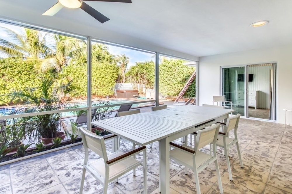 Chateau Hollywood Luxury Home W Private Pool - Sleeps 10 7 Bedroom Villa by Redawning - Image 1