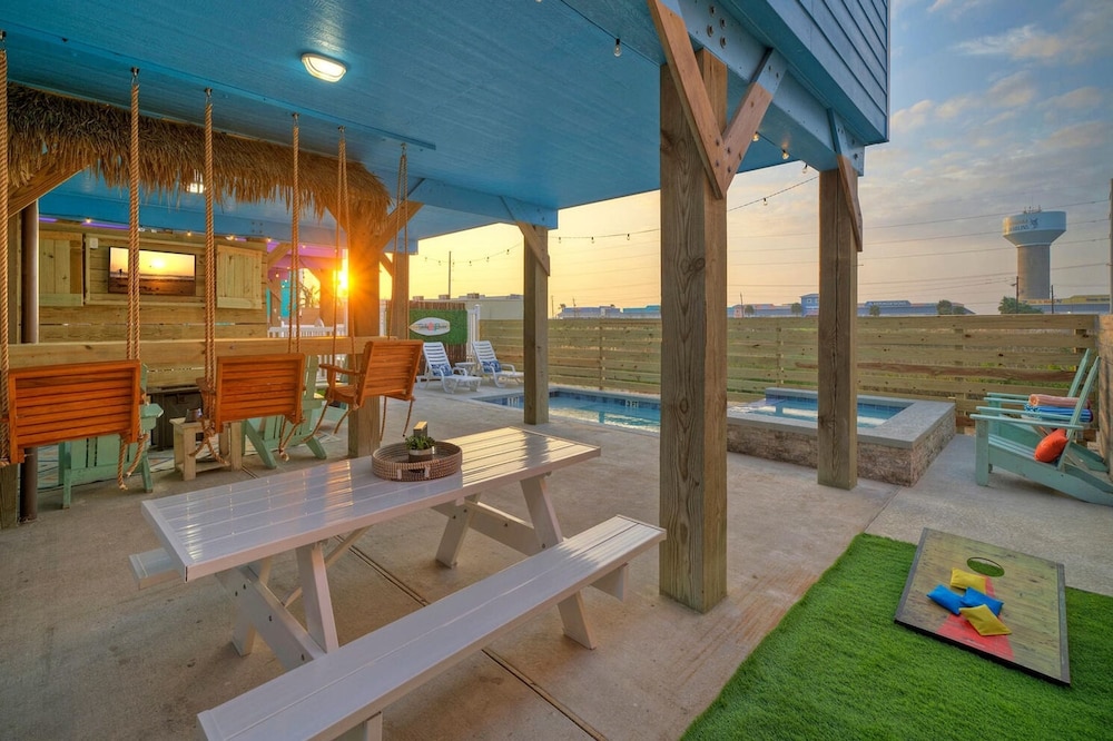 Totally Beachin by Avantstay Private Pool Hot Tub Swing Seats Beach Get Away