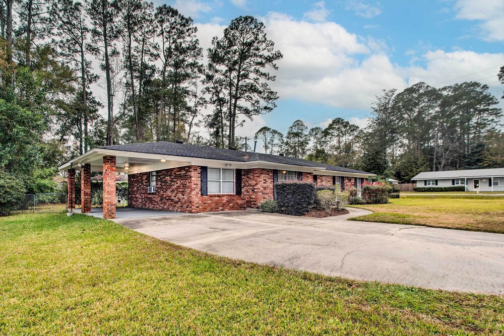 Bright Hinesville Home, 43 Mi to Savannah! view 3