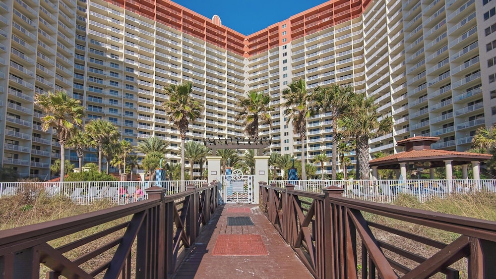 Beachfront Corner Unit w/ Wrap-around Balcony, Close to Attractions!