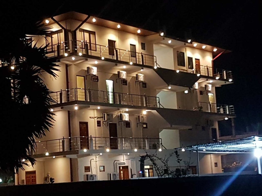 Hotel Luxury Everest Hotel - Image 1