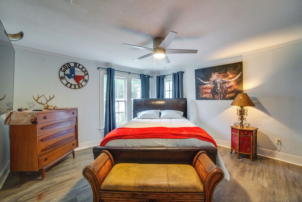 7 Mi to Lake Fork: Cottage w/ Deck in Quitman