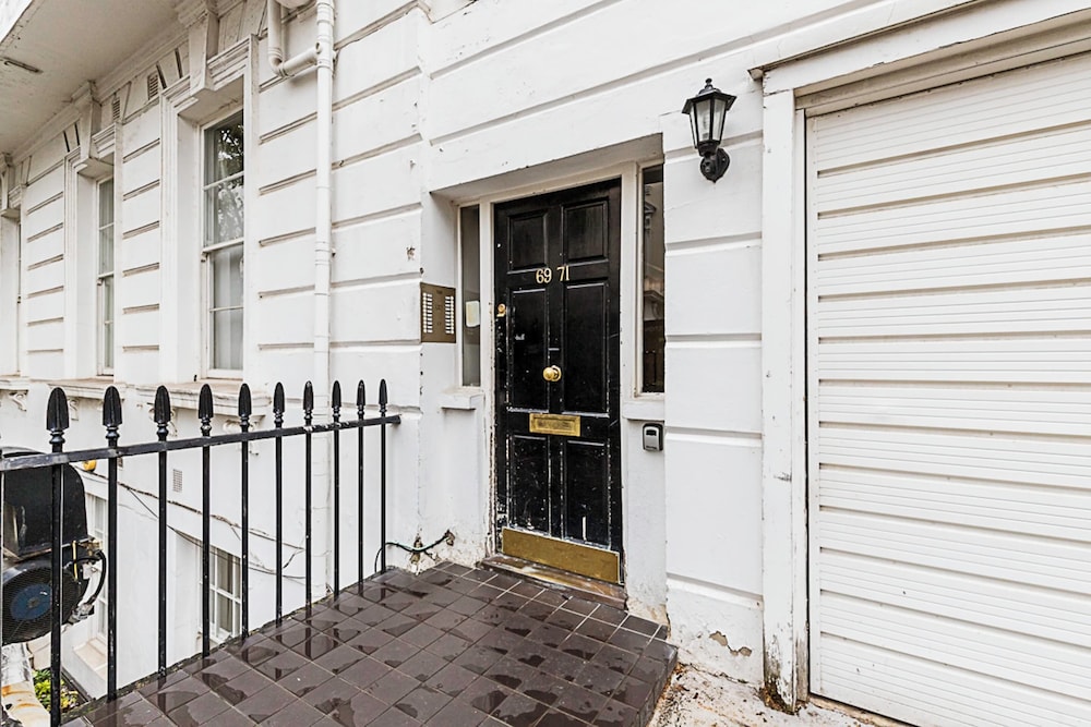 Beautiful Two Bedroom Abode Near Victoria