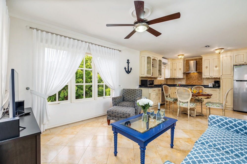 Cozy 1br1ba w Balcony Pool in Great Location