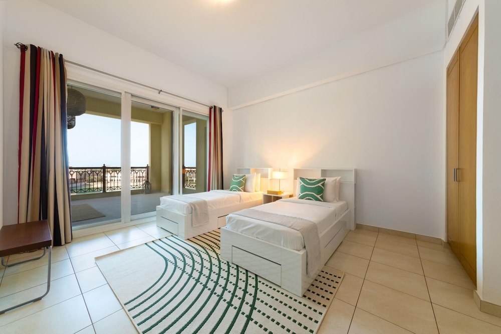 Exclusive Apt w Seafront Views Over Palm Jumeirah