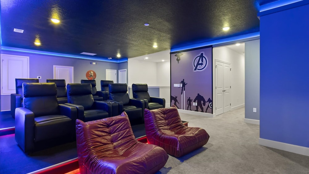 Lakeside Villa With Pool BBQ Cinema Games Room