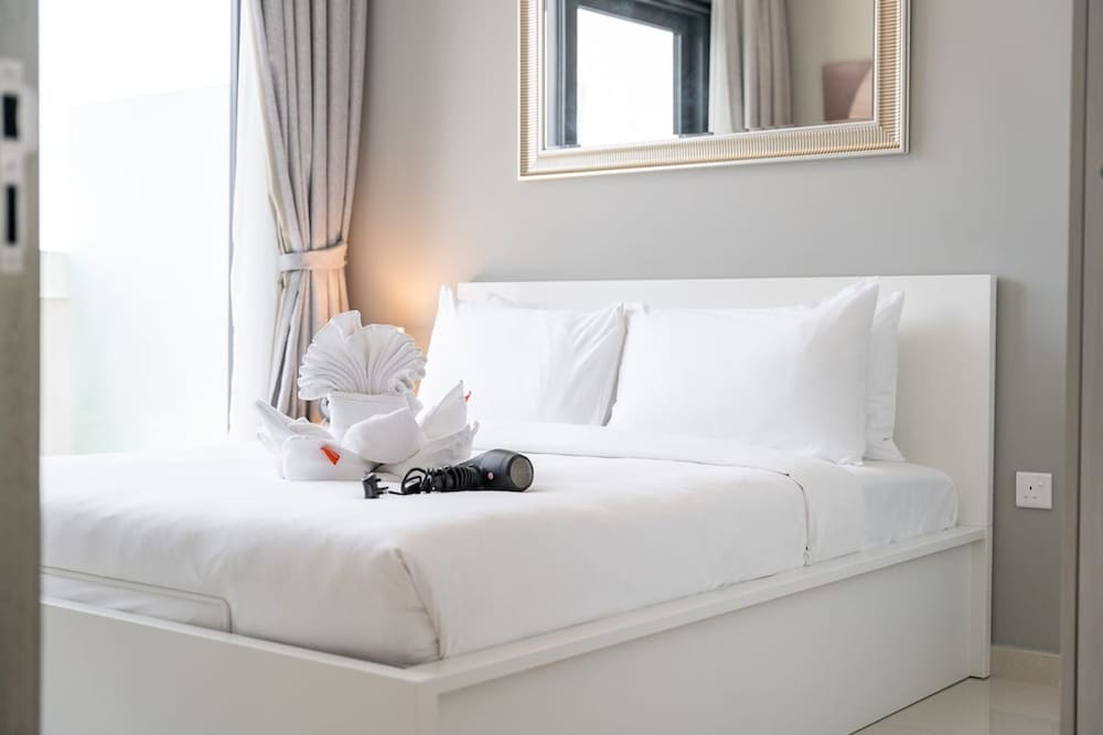 Stylish 1-bedroom Apartment With Stunning Canal Views at Business Bay