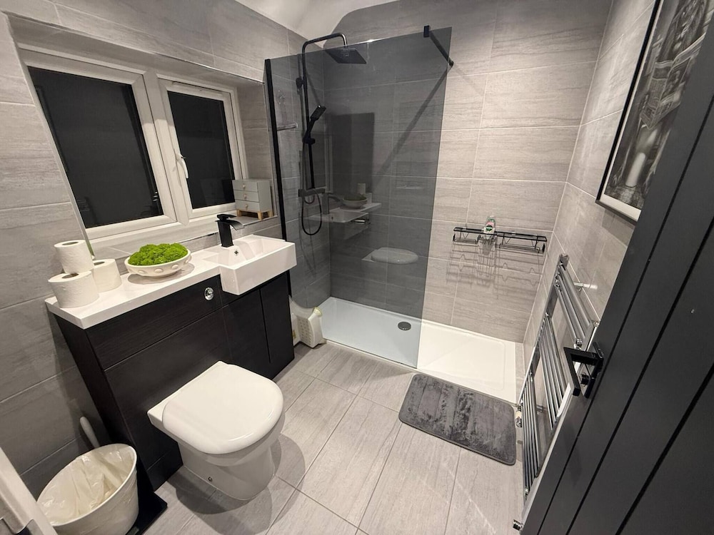 Luxury Retreat, Hot Tub, SK Massage Bed & Tesla