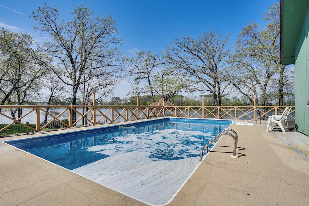 'love Lake Retreat w/ Hot Tub in New Richmond!