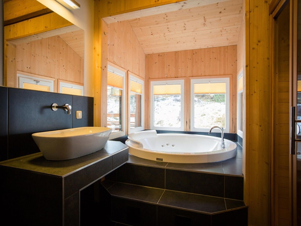 Charming Chalet With Indoor hot tub
