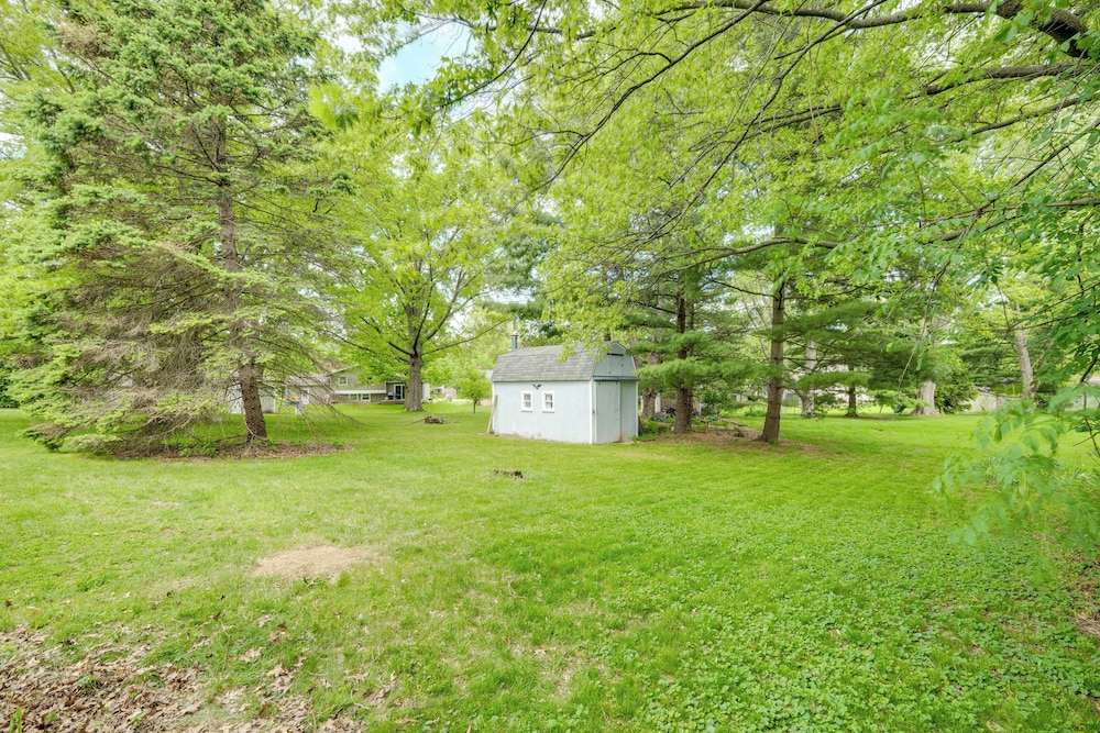 1 Mi to Freer Field: Ashland Home w/ Yard!