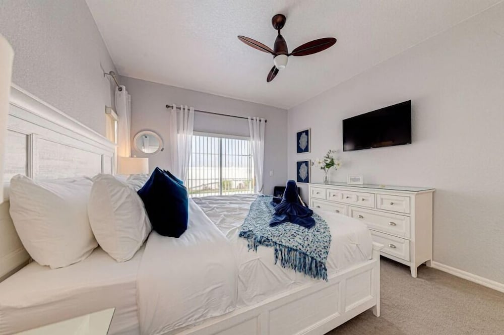 Elegant 4Br Retreat W/ Stylish Interior & Kitchen
