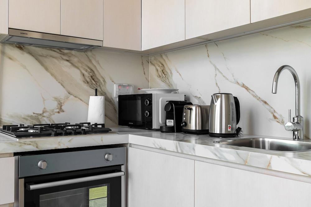 SIMPLY COMFORT  Bright Apartments Steps from Marina Walk