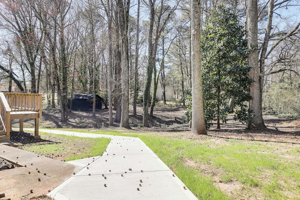 11 Mi to Marietta Square: Modern Apt w/ Yard!