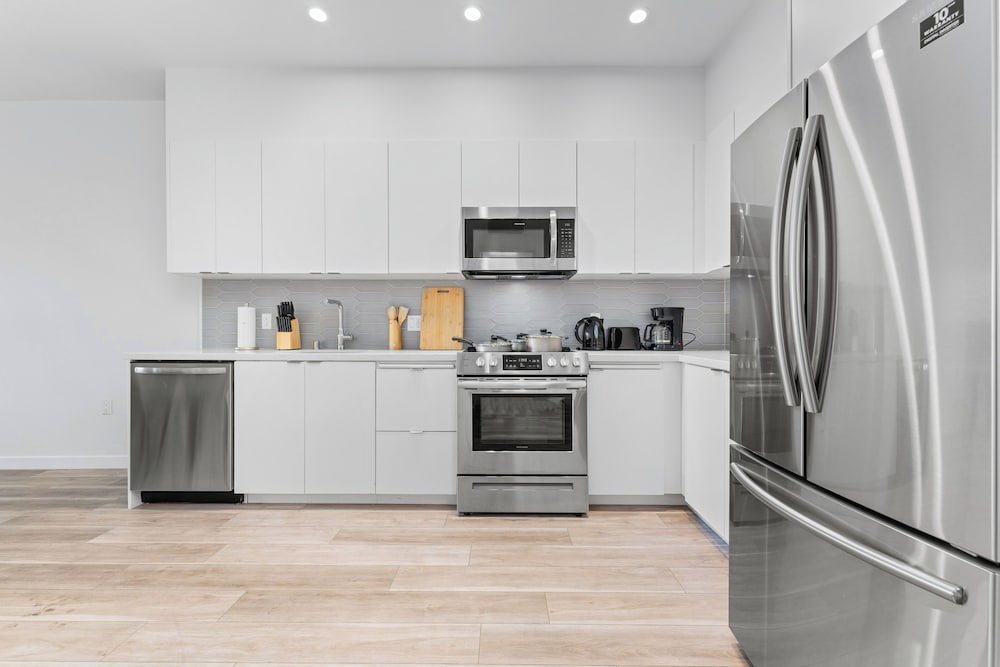 Stylish LA Studio Prime Location