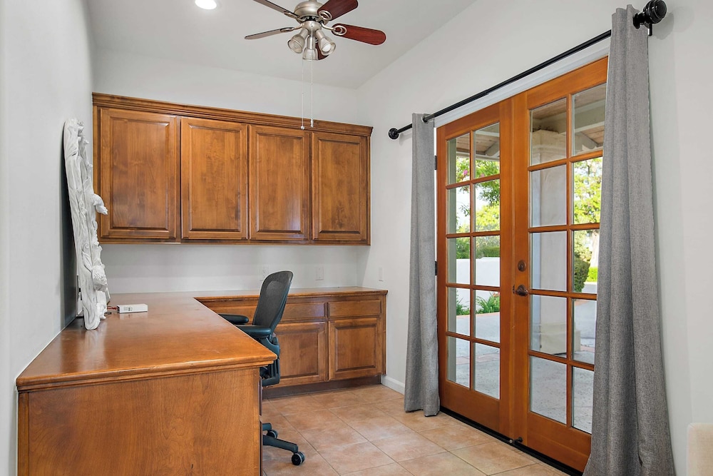 Wellsona Vineyard Retreat + Pool, Hot Tub, Views Main Home + Guest Home
