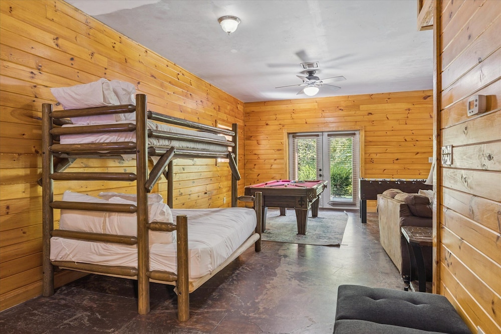 River View Dog Friendly Game Room w Hot Tub