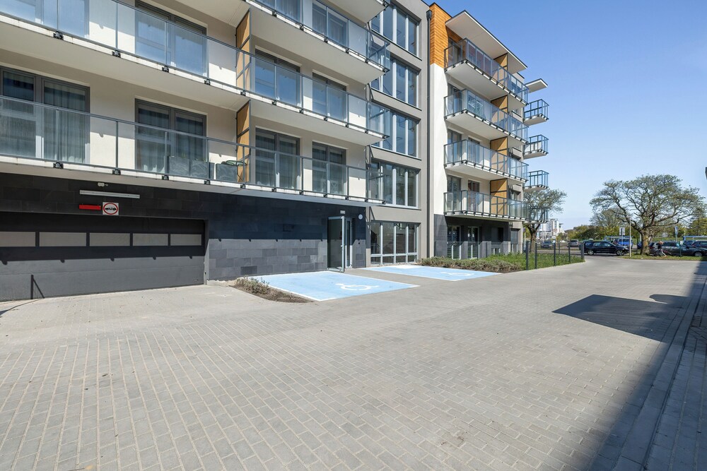 Apartment With Parking by Renters