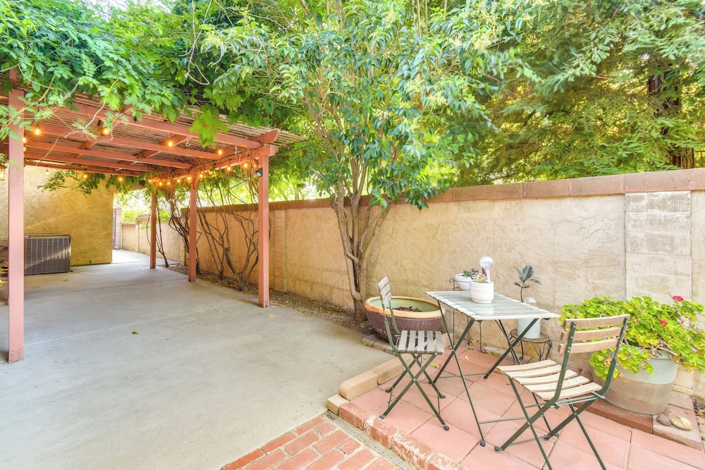 1 Mi to Applegate Park Zoo: Pet-friendly Home view 3