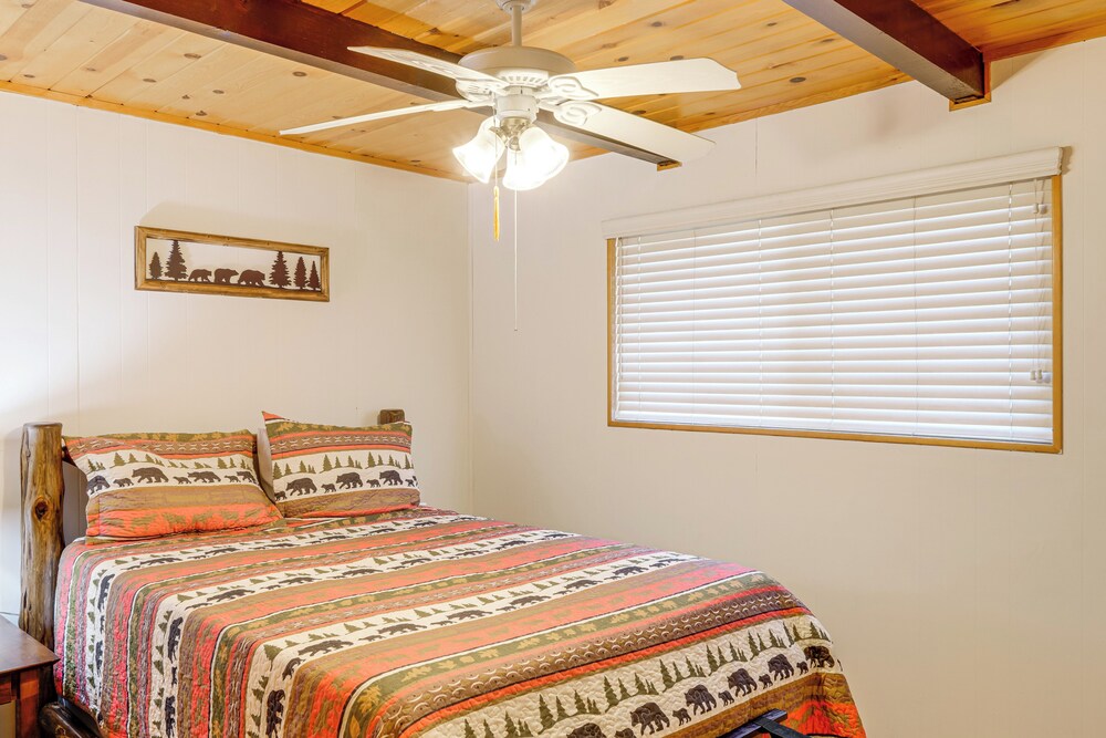 Mountain-view Haven w/ Deck in Pine Mountain Club