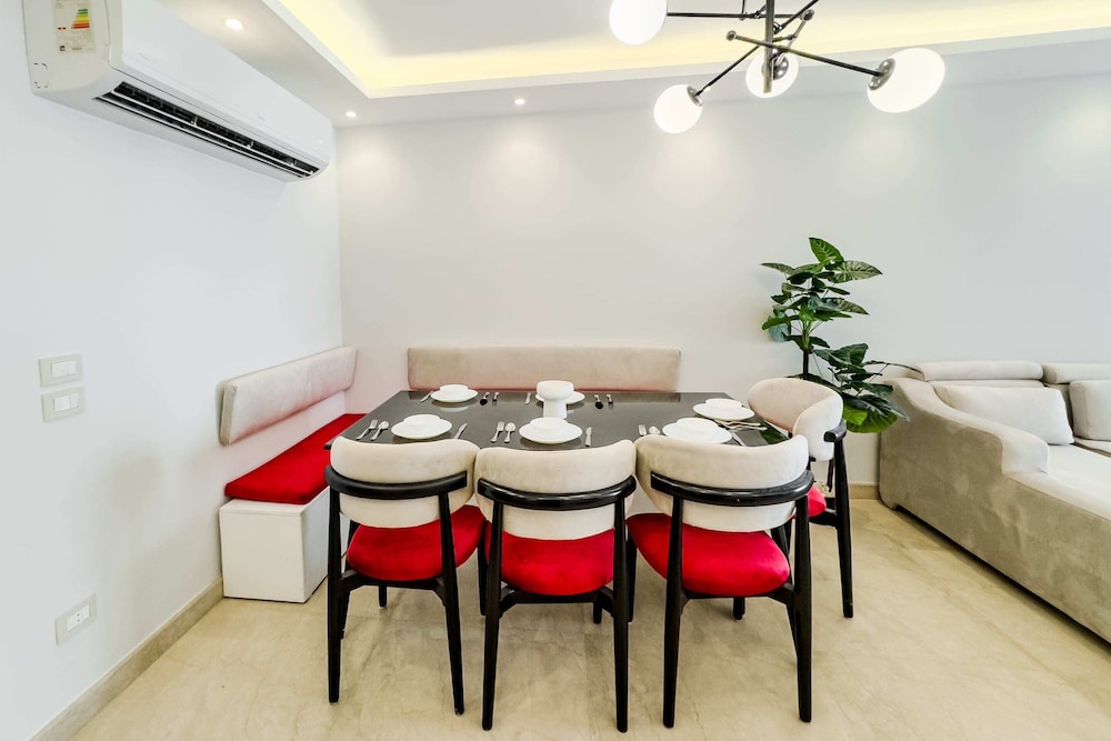 Ample & Artistic 2bdr Apt. 5 min to CAI Airport