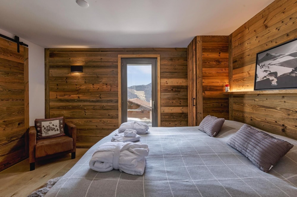 Chalet Capricorne -impeccable Ski in out Chalet With Sauna and Views