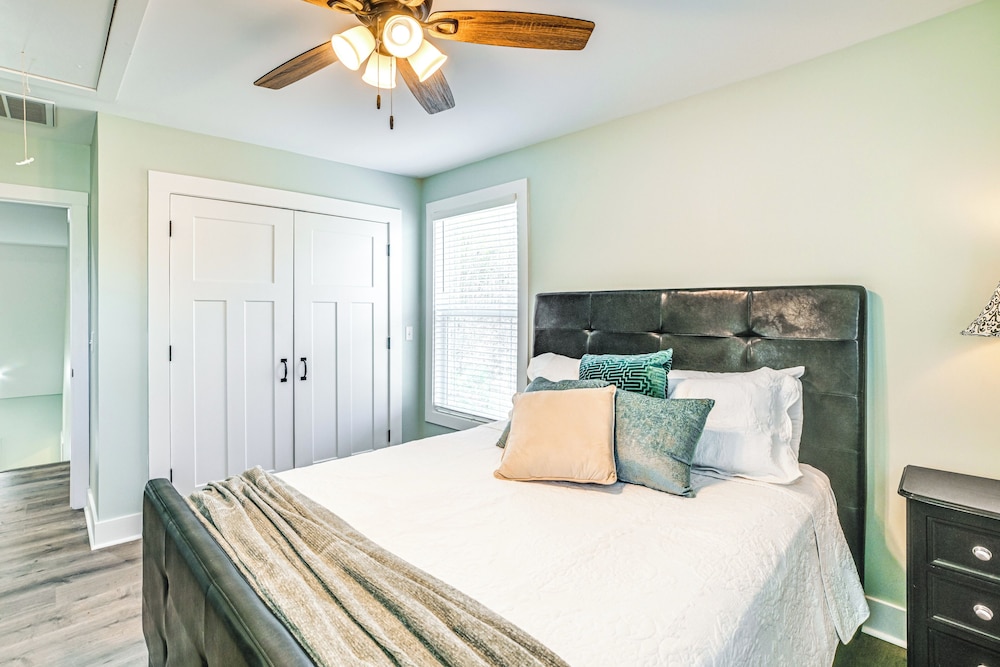 4 Mi to Lake Barkley: Pet-friendly Home w/ Hot Tub