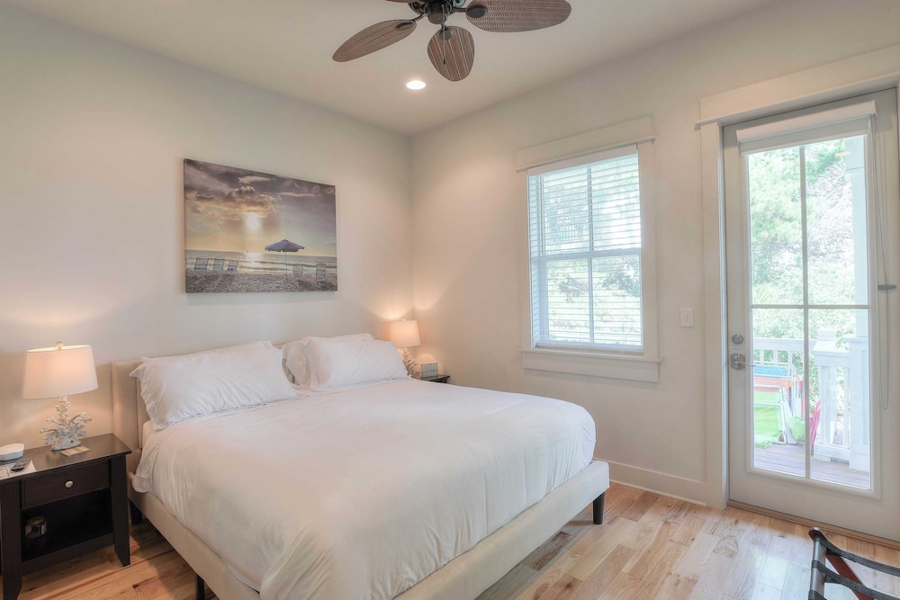 Dunn Inn 2 by Avantstay Walk to Beach, Pool Access, Sleeps 17!