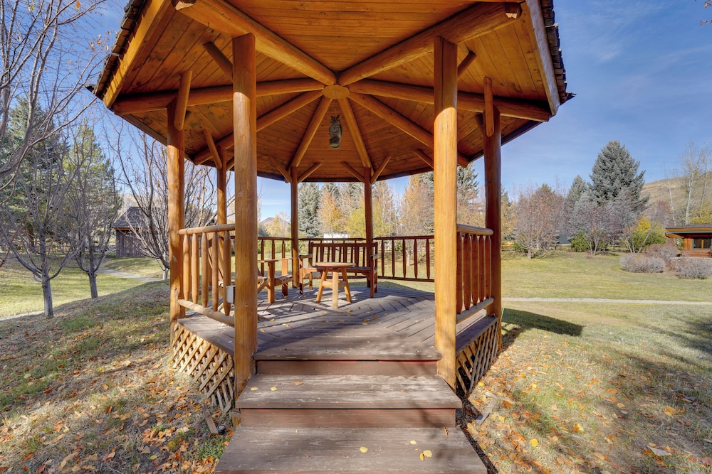 Sun Valley Log Home w/ Hot Tub & Mtn Views!