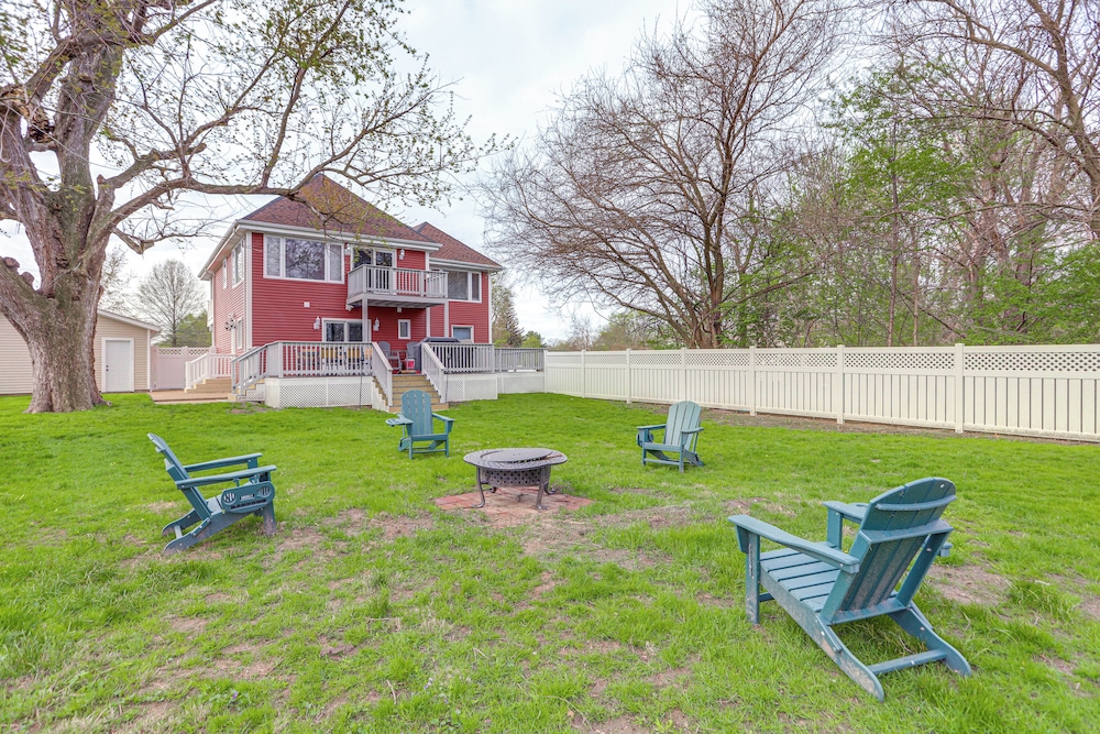 7 Mi to Cedar Point: Retreat w/ Hot Tub & Gazebo