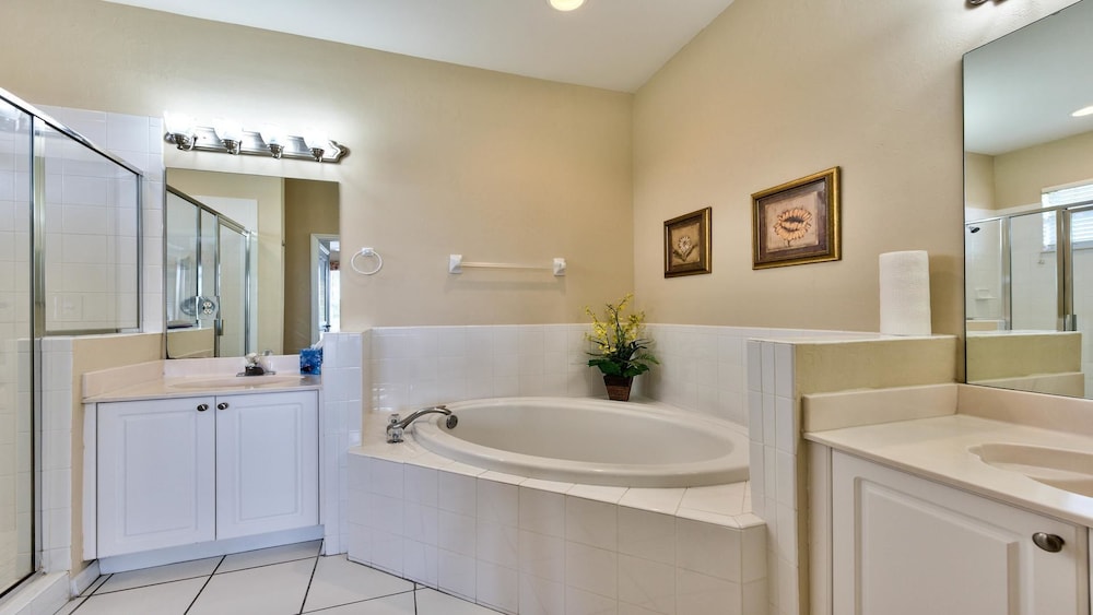 Solterra Vacation Rental: Luxury 3-BR Condo with Lake & Golf Views. Access to Luxury Pool, Hot Tub, and Golf Courses at Lely Resort. Close to Naples Beache