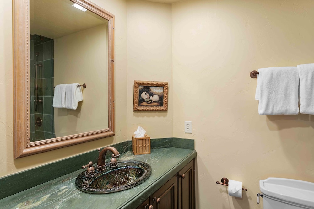1617 - Six Bedroom plus Den Lakeside 6 Condo