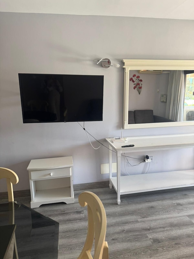 Las Americas 1-bed Apt, Sleeps 5, Pool, Parking