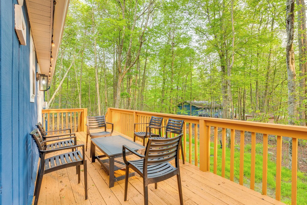 Game Room & Deck: Family Home in Tobyhanna!