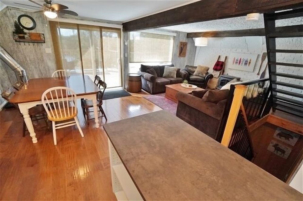 490 Lake St Peter $2100/sum Wk 3 Bedroom Cottage