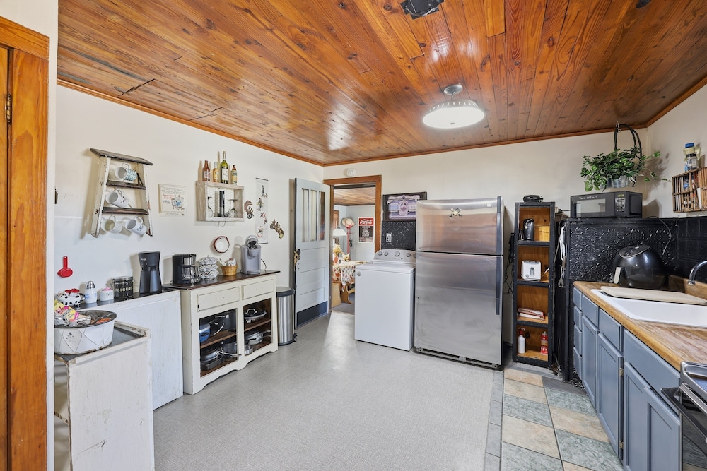 Cozy Country Retreat Hot Tub, Fire Pit & Guitars 2 Bedroom Home