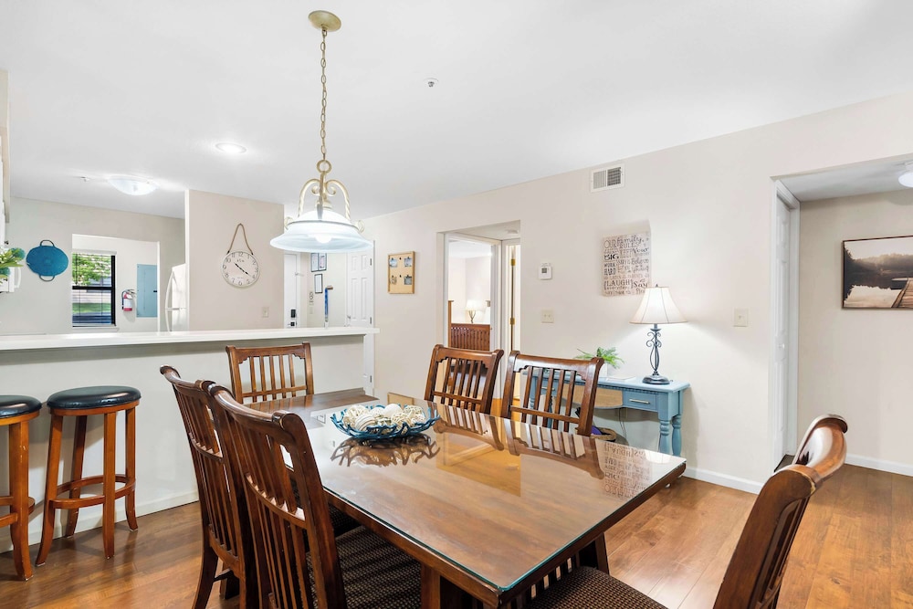 Ron's Retreat Stay for 6 With Resort Amenities