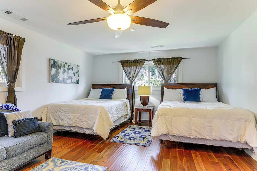2 Mi to Airport: College Park Home w/ Grill!