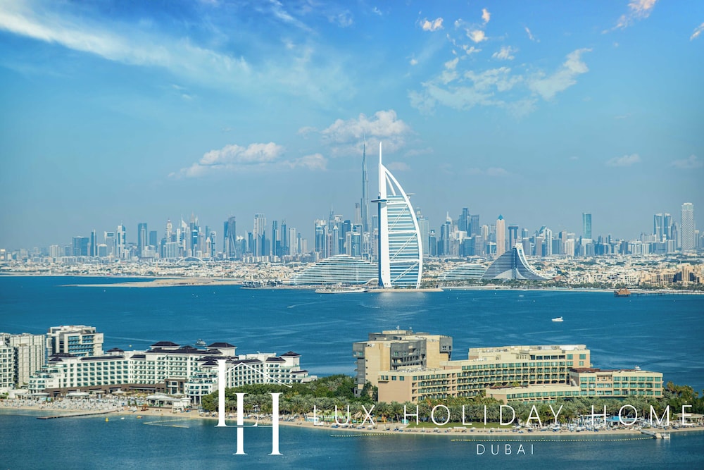 LUX Iconic Views at Palm Tower Studio