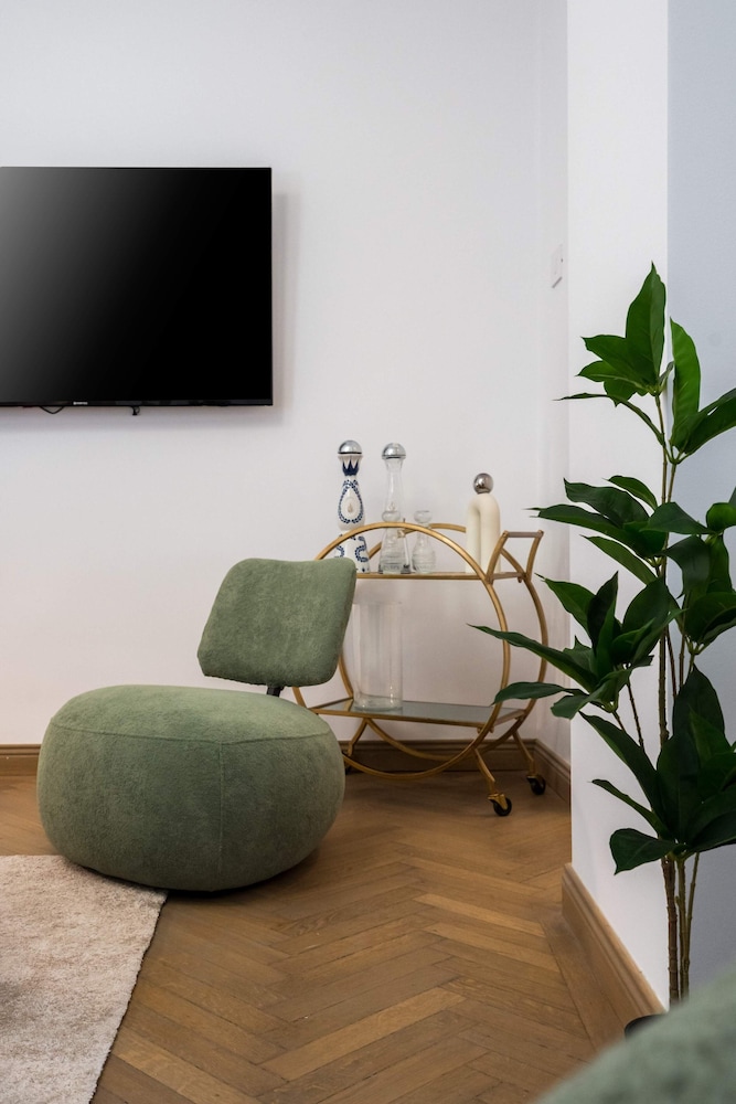 Calea 3BR Victoriei Stunner - Two Living Rooms - Balconies on the Avenue