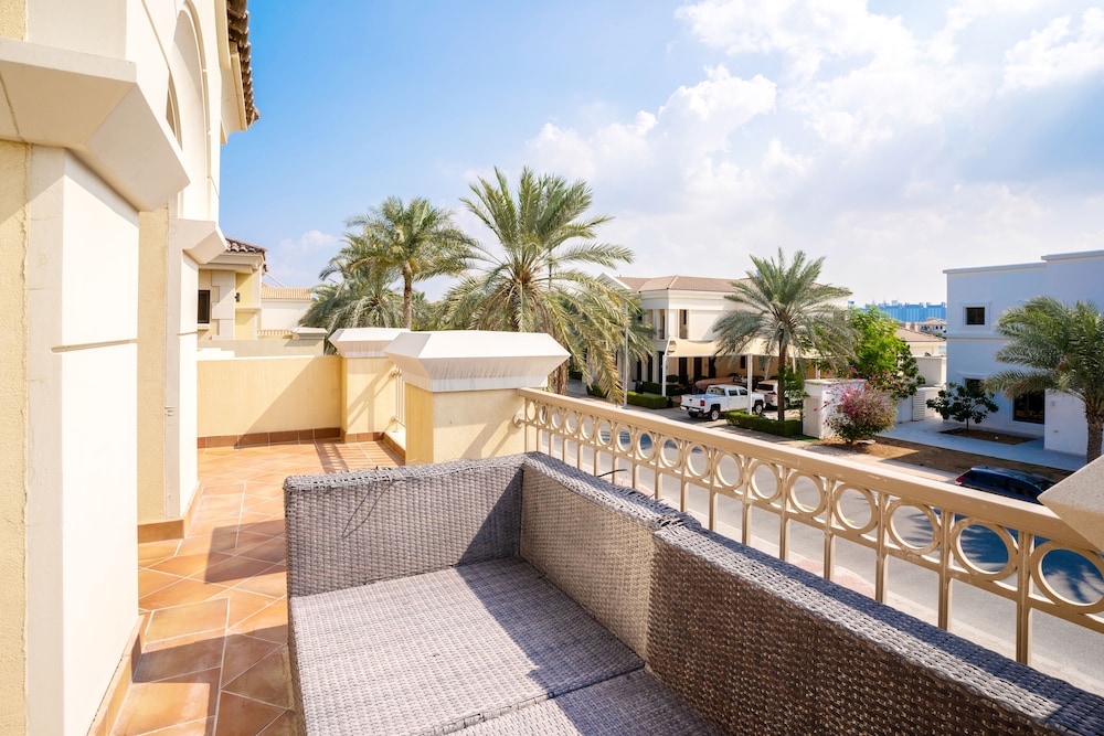 5BR Beach & pool villa in Palm