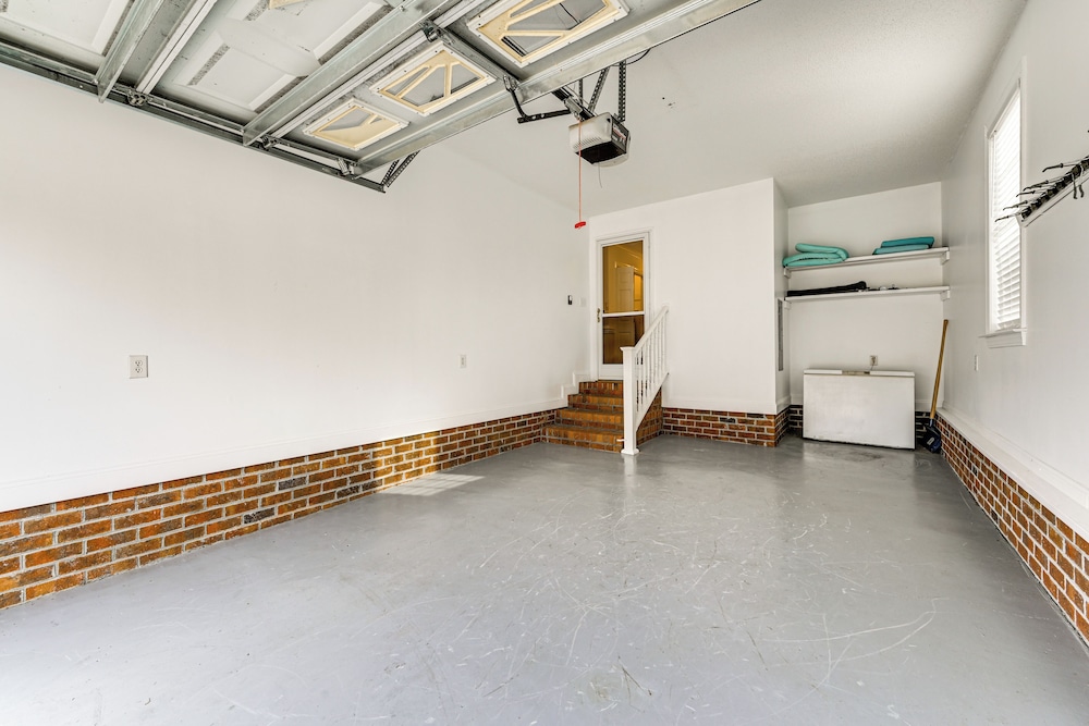 9 Mi to Dtwn: Greenville Home w/ Screened Patio!