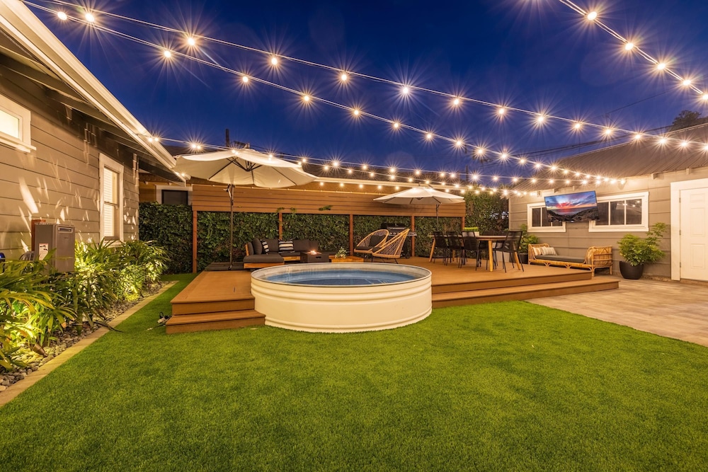 Designer Luxe Compound w Pool-steps to Best Dining