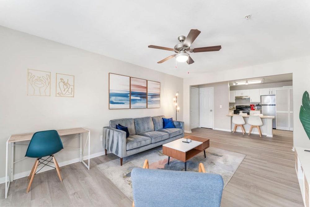 Ideal 2BR King Suite w Gym Pool Close to Downtown